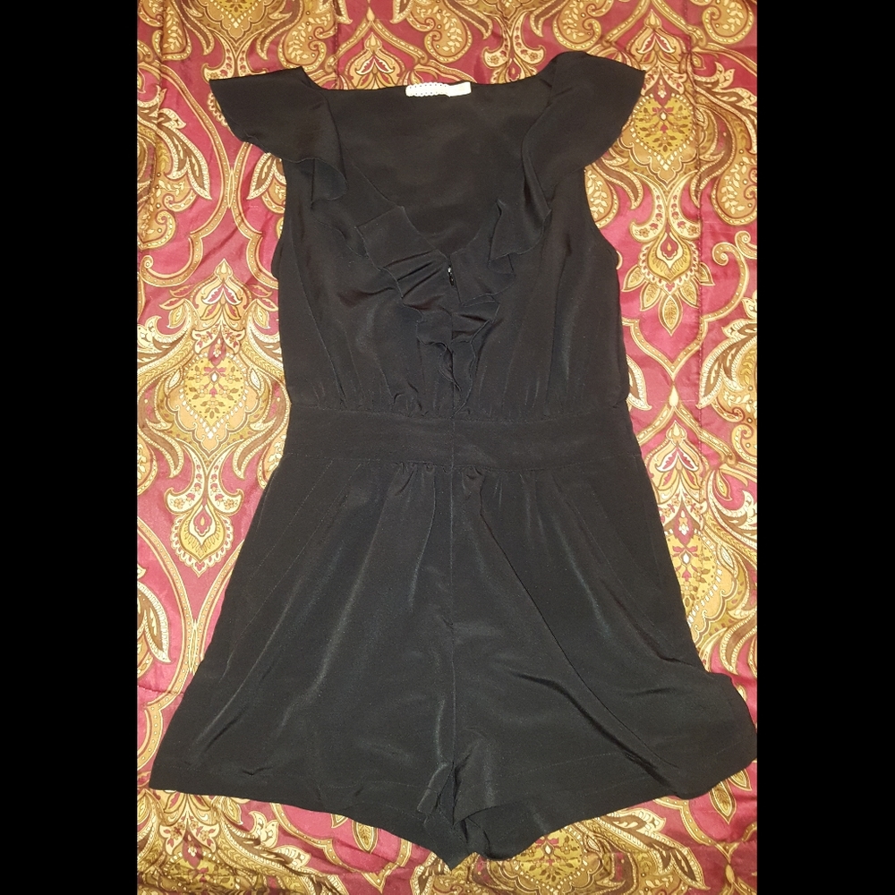 ADORABLE Ruffled Romper - Picture 5 of 7
